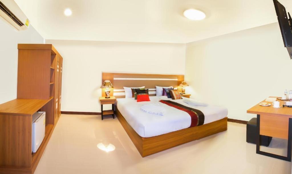 Patong V Hotel Екстериор снимка